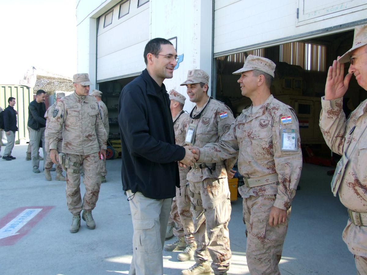 https://www.morh.hr/wp-content/gallery/07112012-ministar-obrane-u-posjetu-sastavnicama-20-hrvcon-isaf-na-sjeveru/mo_afg_07112012_4.jpg