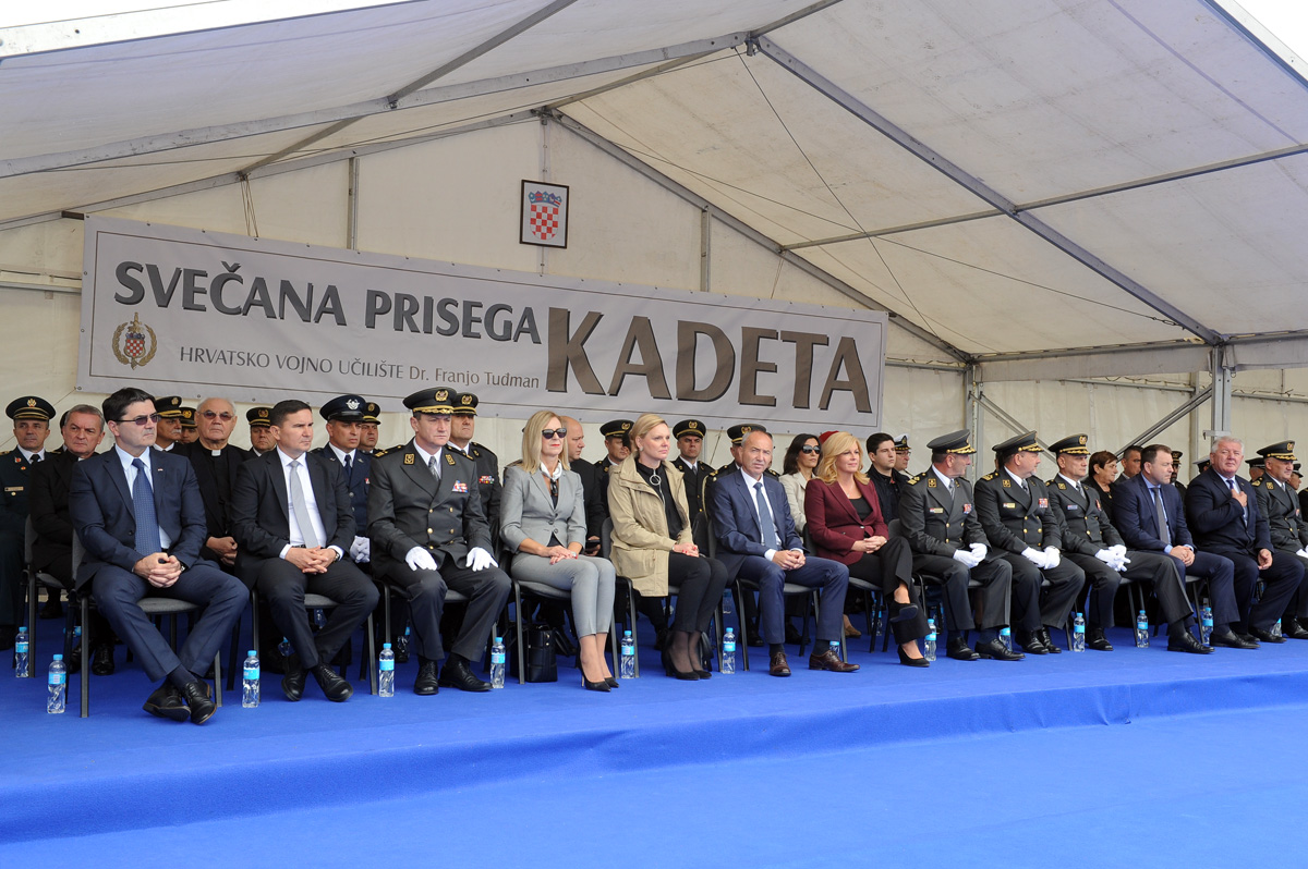 https://www.morh.hr/wp-content/gallery/108-kadeta-i-kadetkinja-polozilo-svecanu-prisegu-na-hvu/mco_8595.jpg