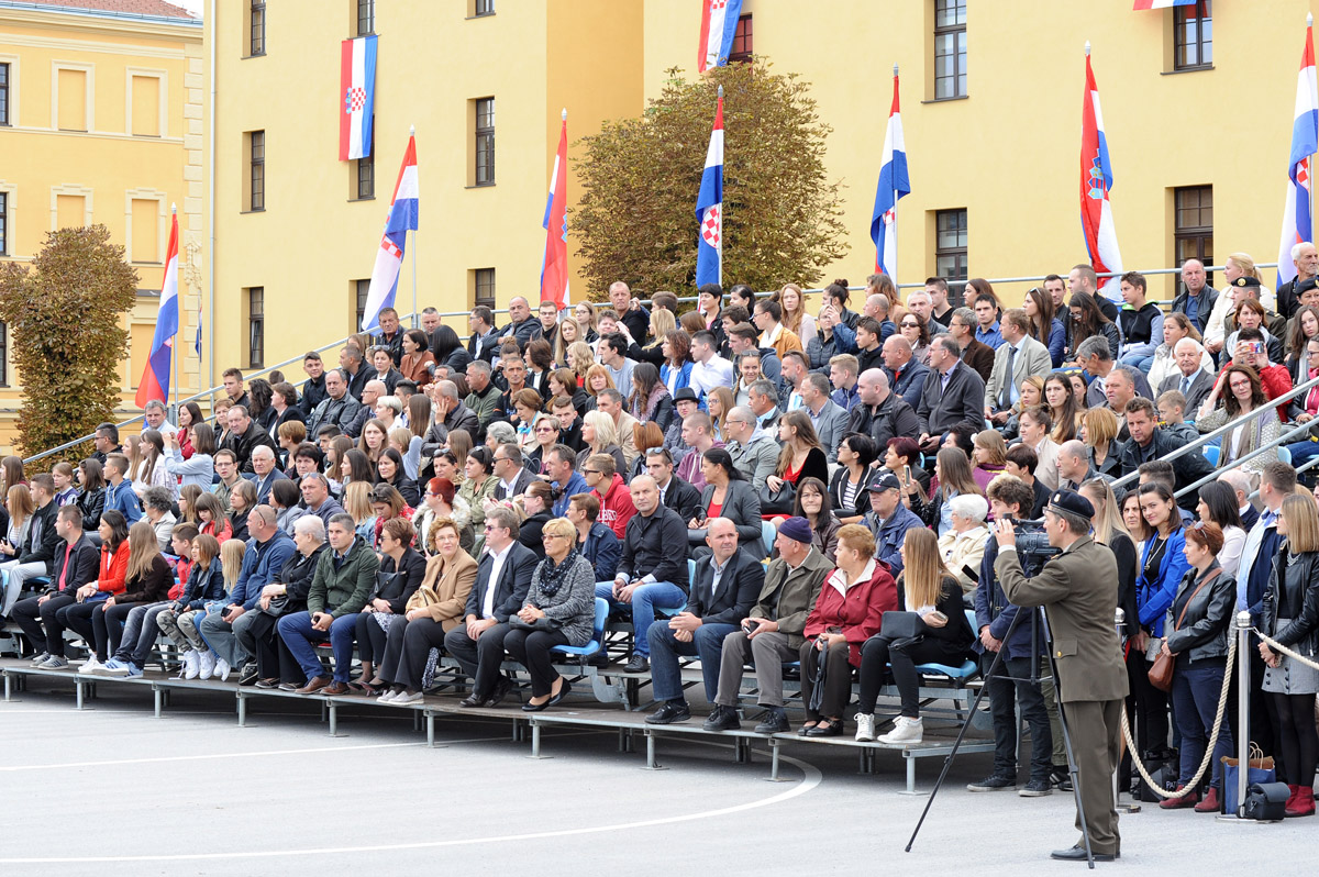 https://www.morh.hr/wp-content/gallery/108-kadeta-i-kadetkinja-polozilo-svecanu-prisegu-na-hvu/mco_8614.jpg