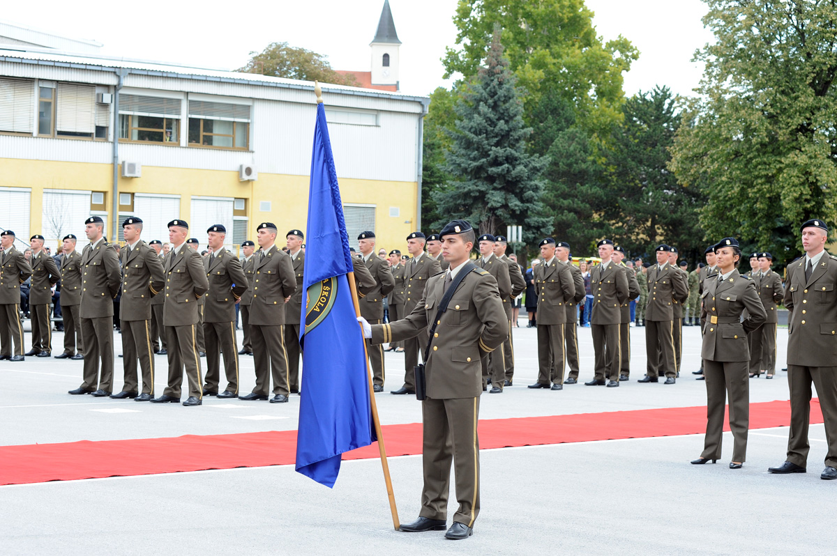 https://www.morh.hr/wp-content/gallery/108-kadeta-i-kadetkinja-polozilo-svecanu-prisegu-na-hvu/mco_8705.jpg