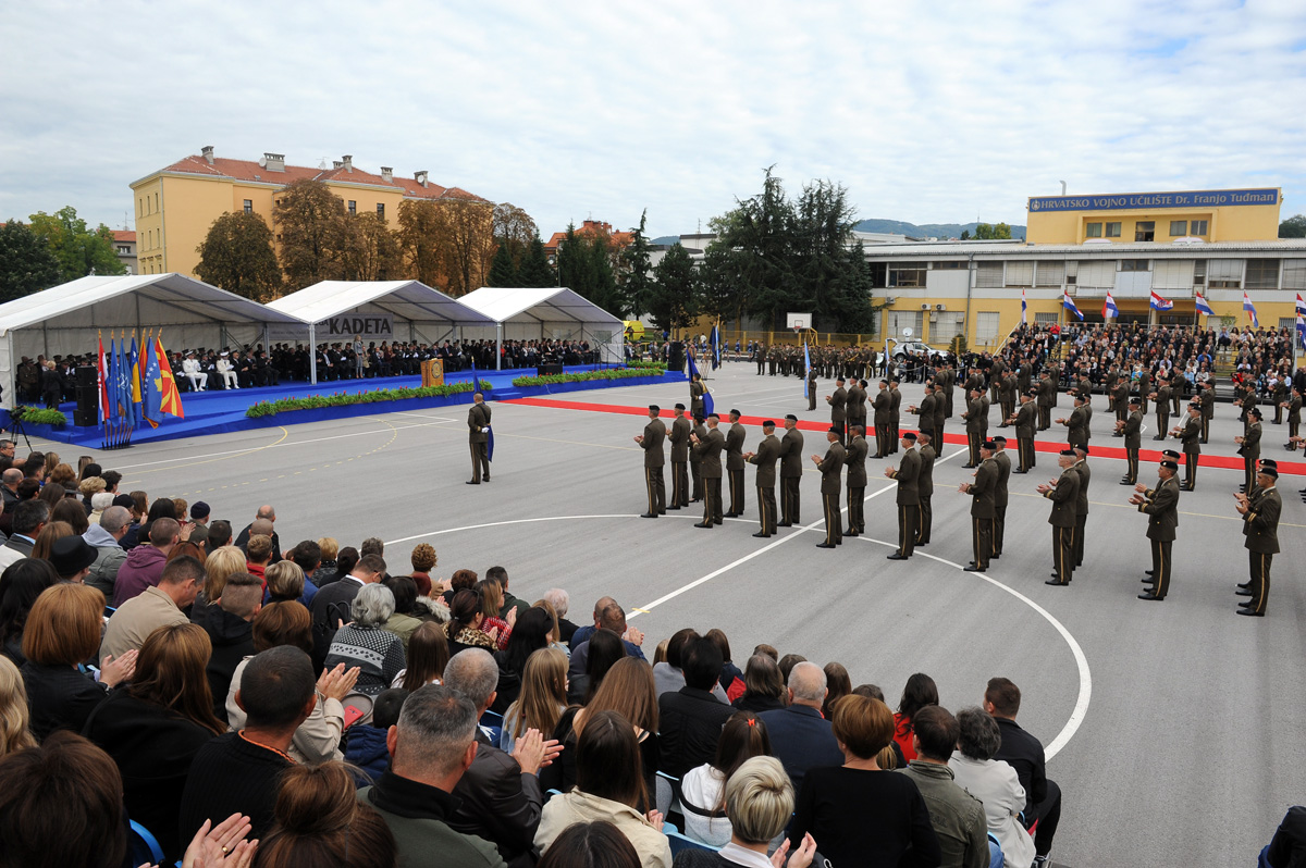 https://www.morh.hr/wp-content/gallery/108-kadeta-i-kadetkinja-polozilo-svecanu-prisegu-na-hvu/mco_8767.jpg