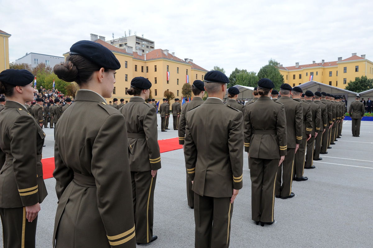 https://www.morh.hr/wp-content/gallery/108-kadeta-i-kadetkinja-polozilo-svecanu-prisegu-na-hvu/mco_8804.jpg