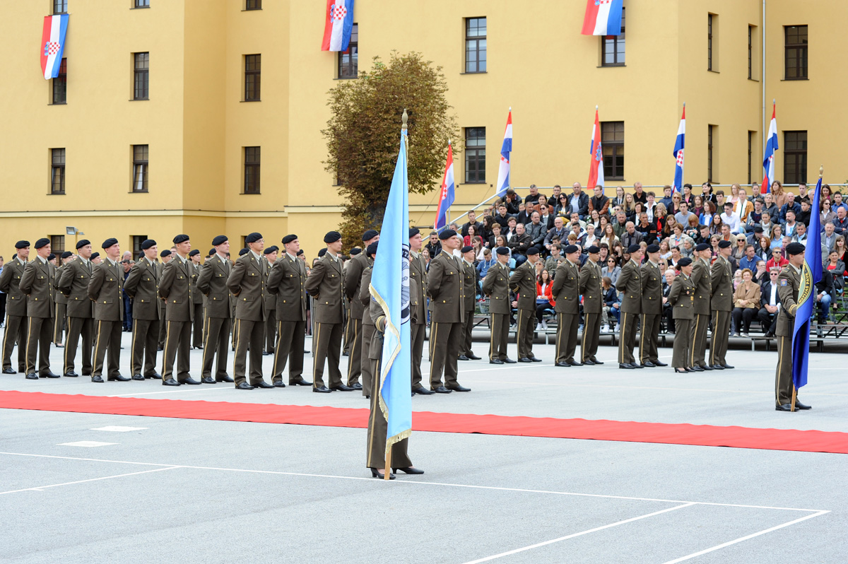 https://www.morh.hr/wp-content/gallery/108-kadeta-i-kadetkinja-polozilo-svecanu-prisegu-na-hvu/mco_8810.jpg