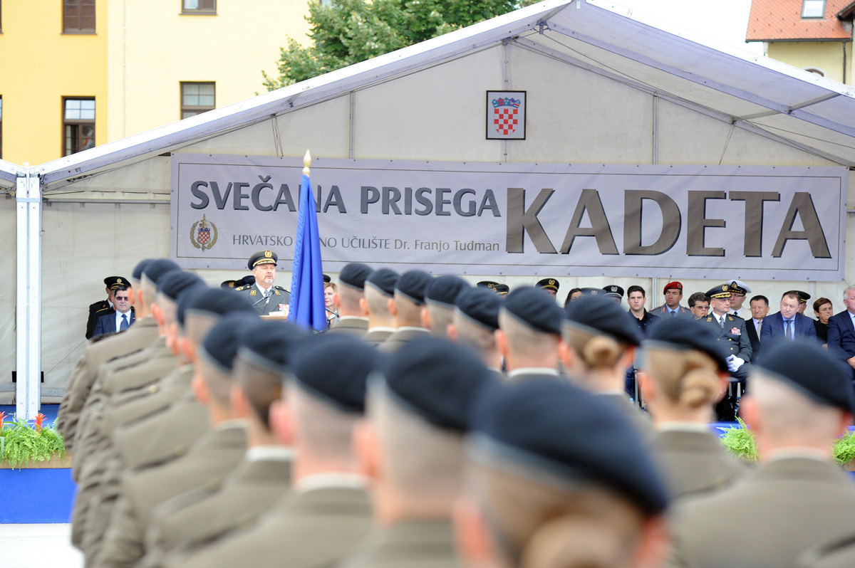https://www.morh.hr/wp-content/gallery/108-kadeta-i-kadetkinja-polozilo-svecanu-prisegu-na-hvu/mco_8880.jpg