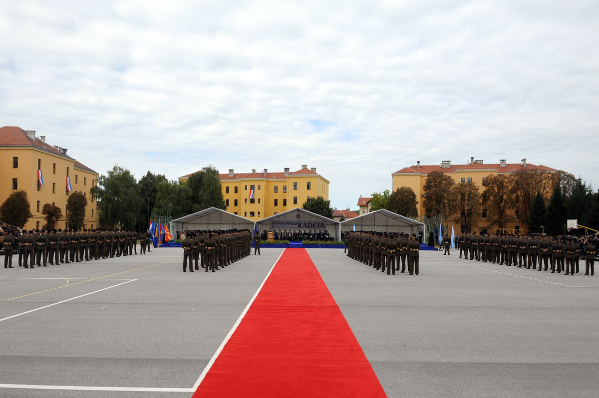 https://www.morh.hr/wp-content/gallery/108-kadeta-i-kadetkinja-polozilo-svecanu-prisegu-na-hvu/mco_8884.jpg