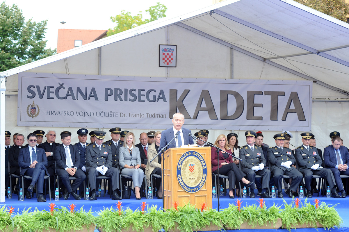 https://www.morh.hr/wp-content/gallery/108-kadeta-i-kadetkinja-polozilo-svecanu-prisegu-na-hvu/mco_8996.jpg