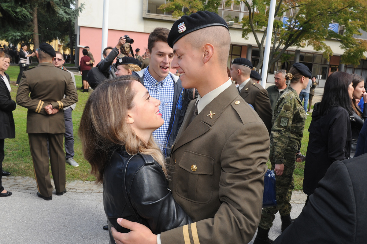 https://www.morh.hr/wp-content/gallery/108-kadeta-i-kadetkinja-polozilo-svecanu-prisegu-na-hvu/mco_9435.jpg