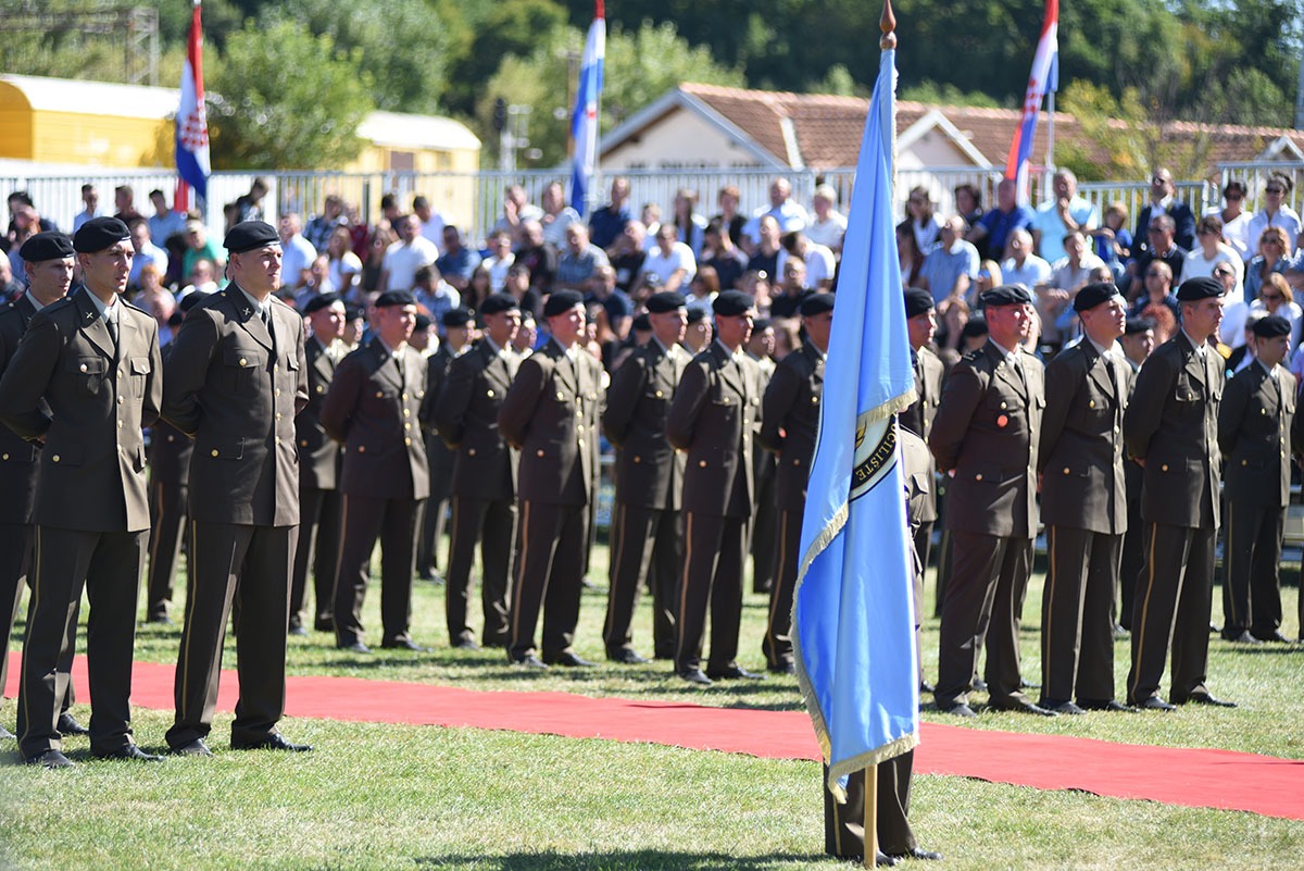 https://www.morh.hr/wp-content/gallery/17-narastaj-kadeta-polozio-svecanu-prisegu-u-kninu/prisega_kadeta_21092019_19.jpg