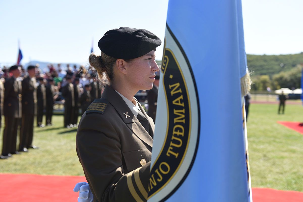 https://www.morh.hr/wp-content/gallery/17-narastaj-kadeta-polozio-svecanu-prisegu-u-kninu/prisega_kadeta_21092019_35.jpg