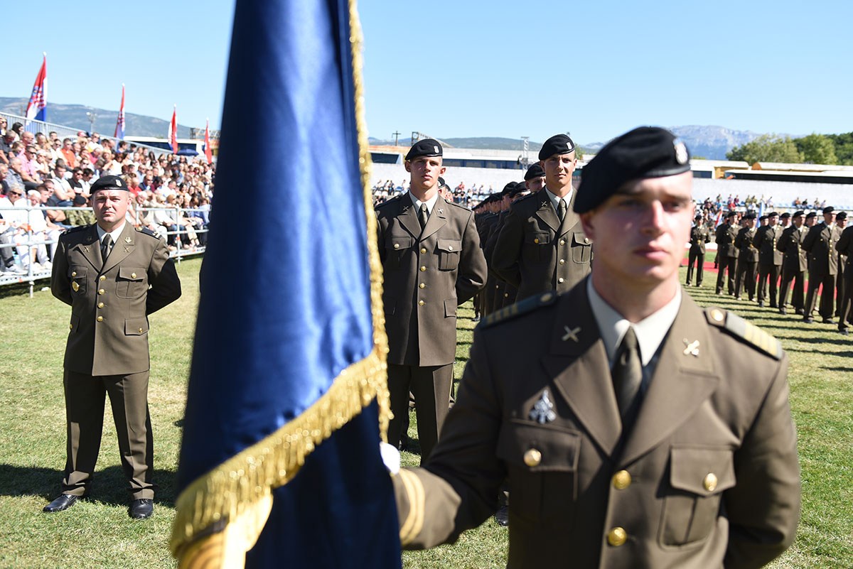 https://www.morh.hr/wp-content/gallery/17-narastaj-kadeta-polozio-svecanu-prisegu-u-kninu/prisega_kadeta_21092019_36.jpg