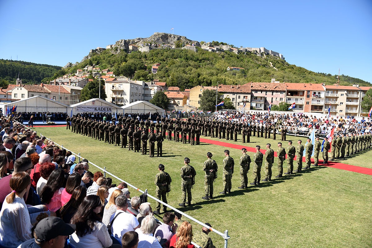 https://www.morh.hr/wp-content/gallery/17-narastaj-kadeta-polozio-svecanu-prisegu-u-kninu/prisega_kadeta_21092019_38.jpg