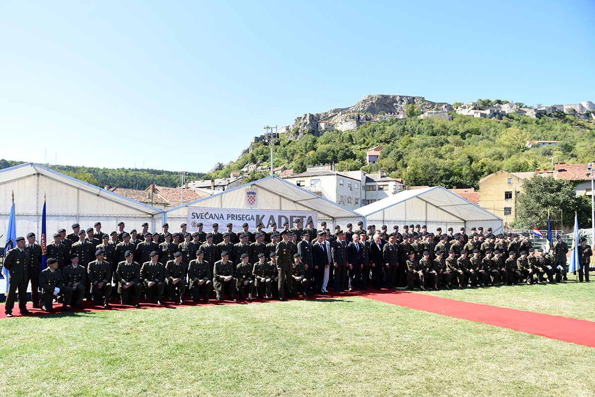 https://www.morh.hr/wp-content/gallery/17-narastaj-kadeta-polozio-svecanu-prisegu-u-kninu/prisega_kadeta_21092019_46.jpg