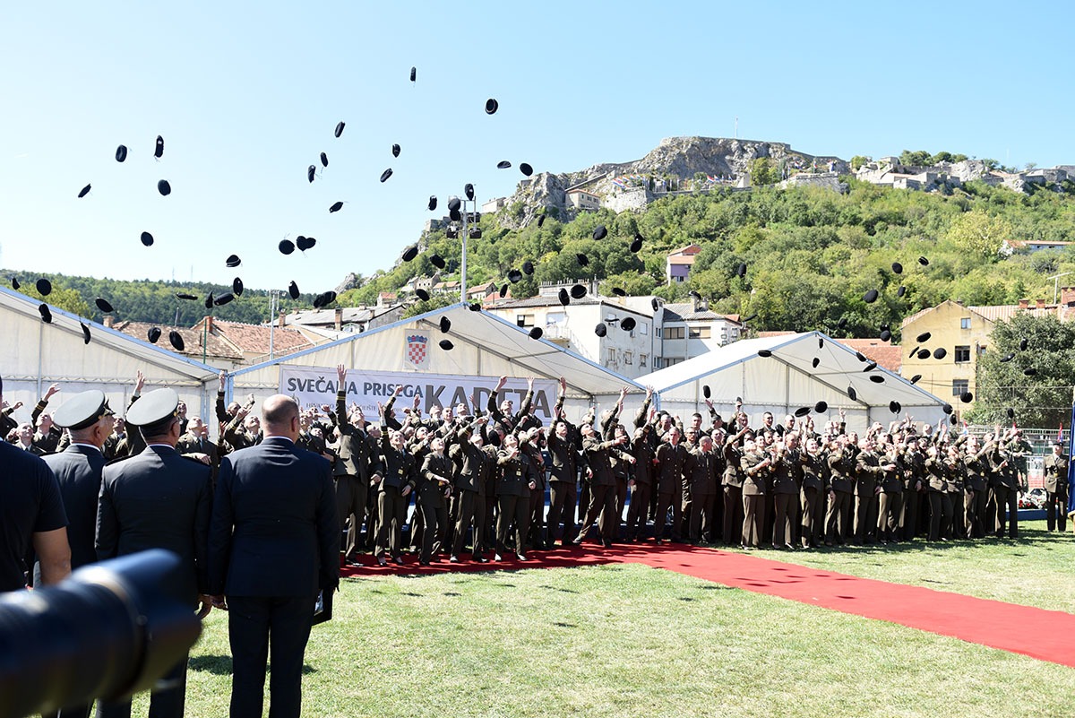 https://www.morh.hr/wp-content/gallery/17-narastaj-kadeta-polozio-svecanu-prisegu-u-kninu/prisega_kadeta_21092019_47.jpg