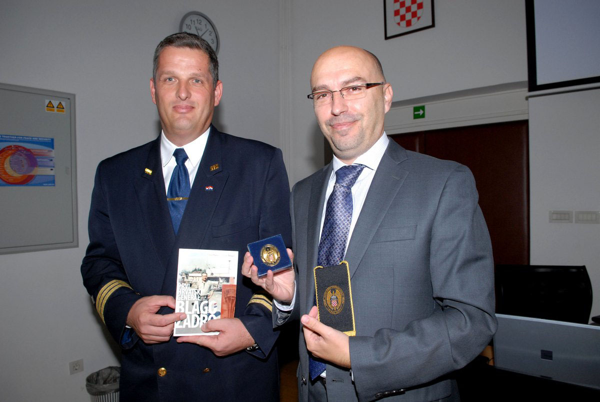 https://www.morh.hr/wp-content/gallery/17102012-obiljeena-19-obljetnica-zapovjedno-stoerne-kole-blago-zadro/blago_17102012_03.jpg