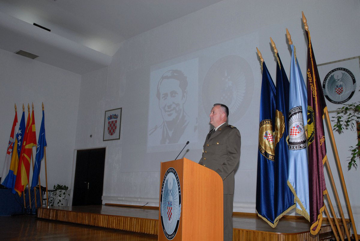https://www.morh.hr/wp-content/gallery/17102012-obiljeena-19-obljetnica-zapovjedno-stoerne-kole-blago-zadro/blago_17102012_09.jpg