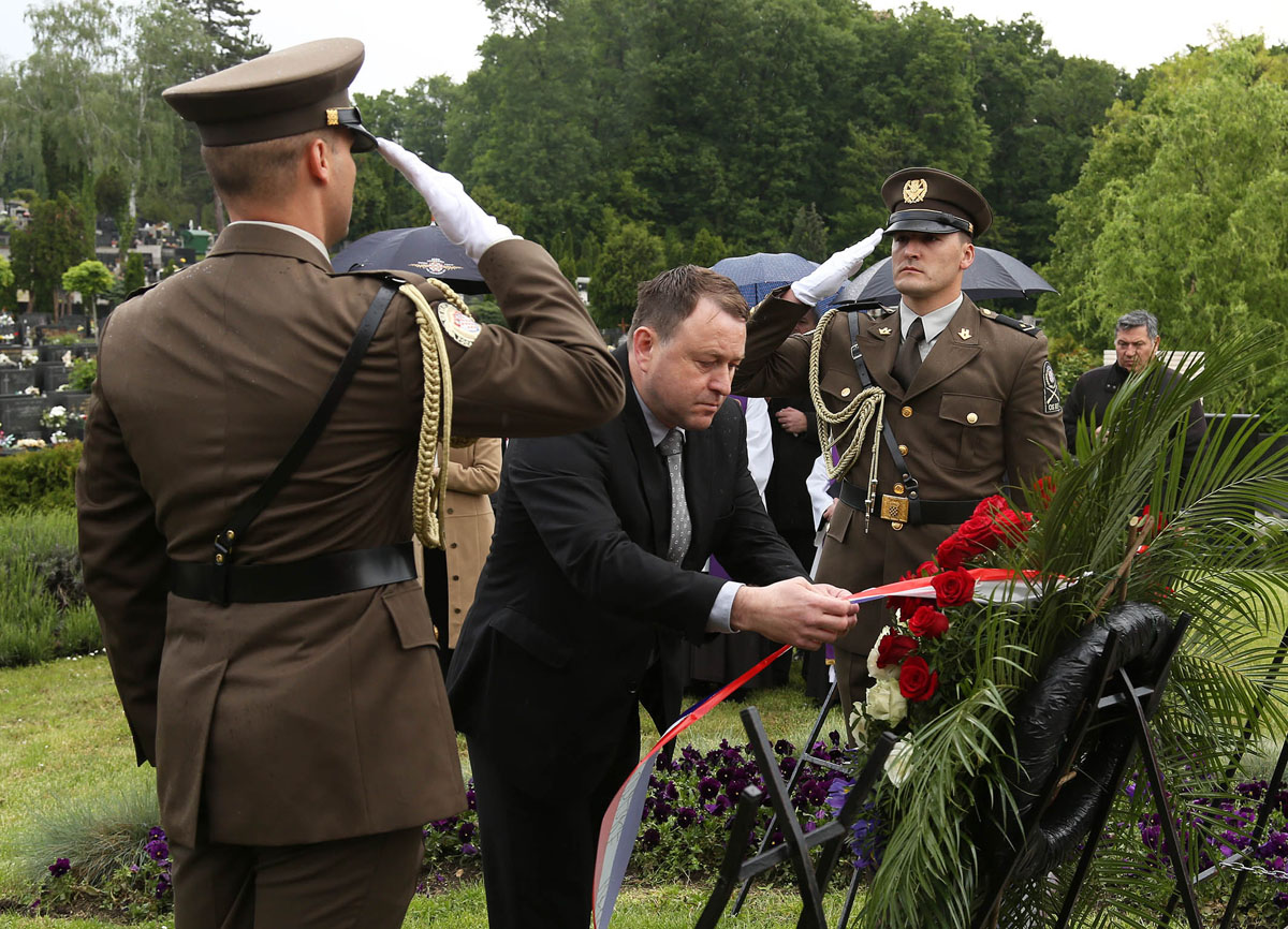 https://www.morh.hr/wp-content/gallery/18-godisnjica-smrti-gojka-suska-ratnog-ministra-obrane-rh/gsusak_03052016_02.jpg