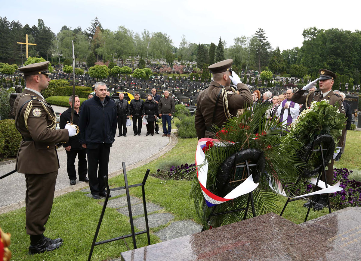 https://www.morh.hr/wp-content/gallery/18-godisnjica-smrti-gojka-suska-ratnog-ministra-obrane-rh/gsusak_03052016_04.jpg