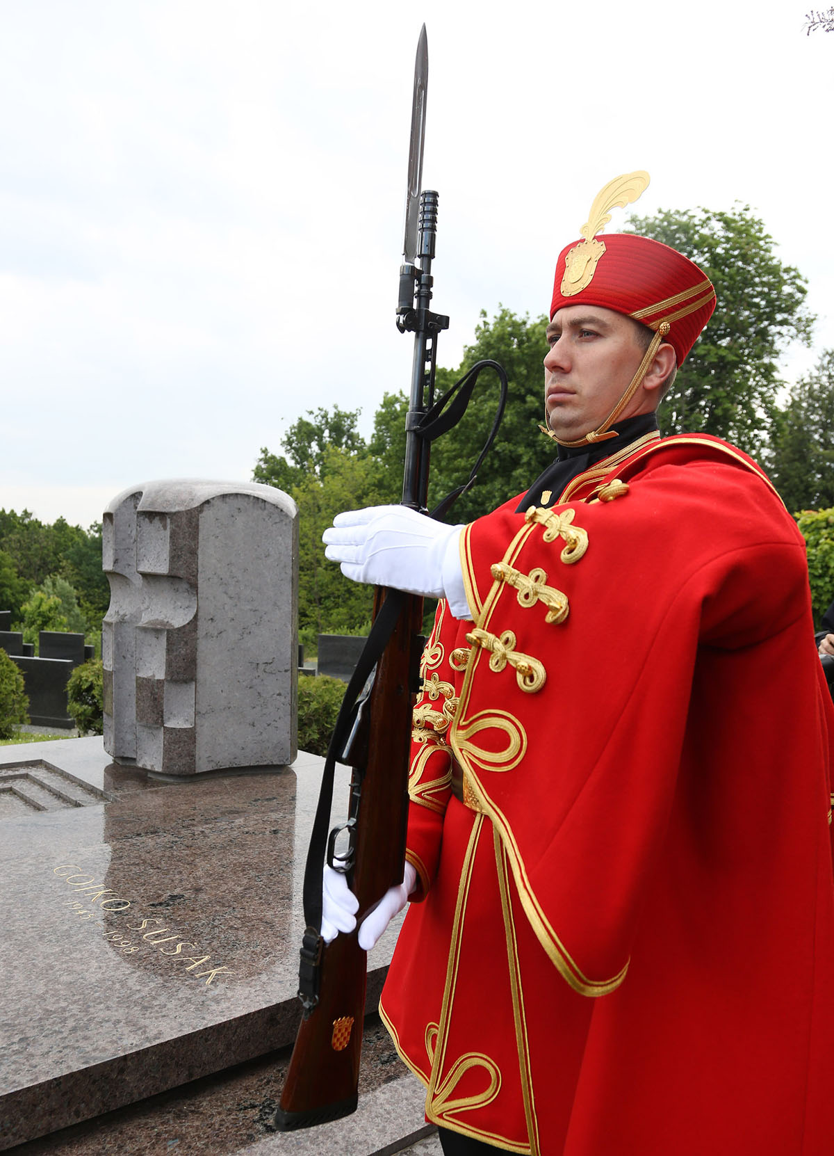 https://www.morh.hr/wp-content/gallery/18-godisnjica-smrti-gojka-suska-ratnog-ministra-obrane-rh/gsusak_03052016_05.jpg
