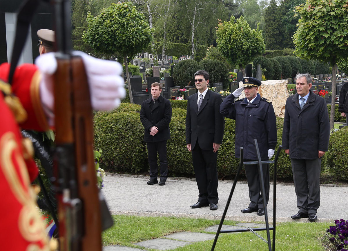 https://www.morh.hr/wp-content/gallery/18-godisnjica-smrti-gojka-suska-ratnog-ministra-obrane-rh/gsusak_03052016_08.jpg