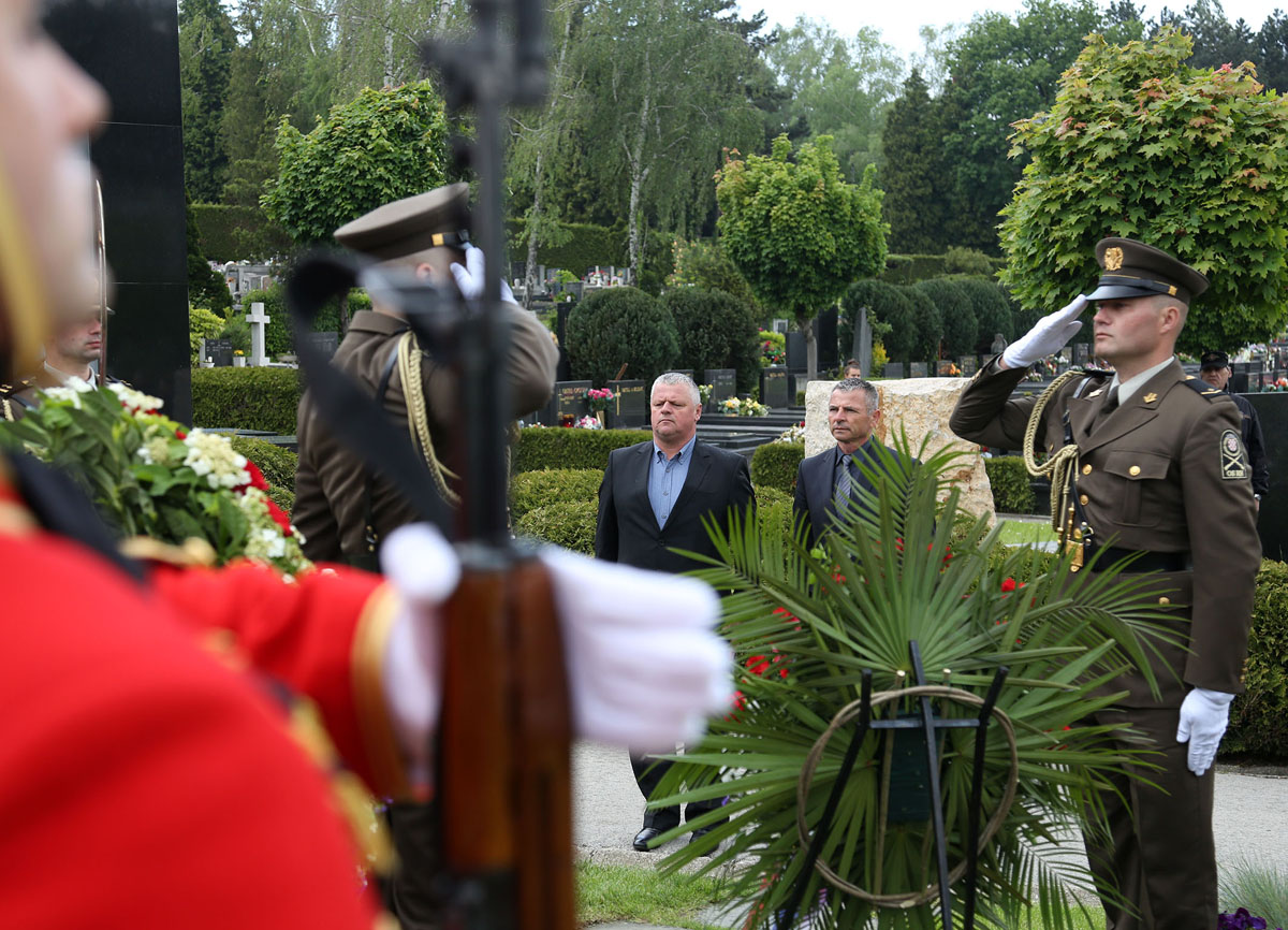 https://www.morh.hr/wp-content/gallery/18-godisnjica-smrti-gojka-suska-ratnog-ministra-obrane-rh/gsusak_03052016_09.jpg