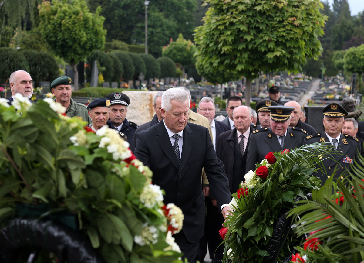 https://www.morh.hr/wp-content/gallery/18-godisnjica-smrti-gojka-suska-ratnog-ministra-obrane-rh/gsusak_03052016_10.jpg