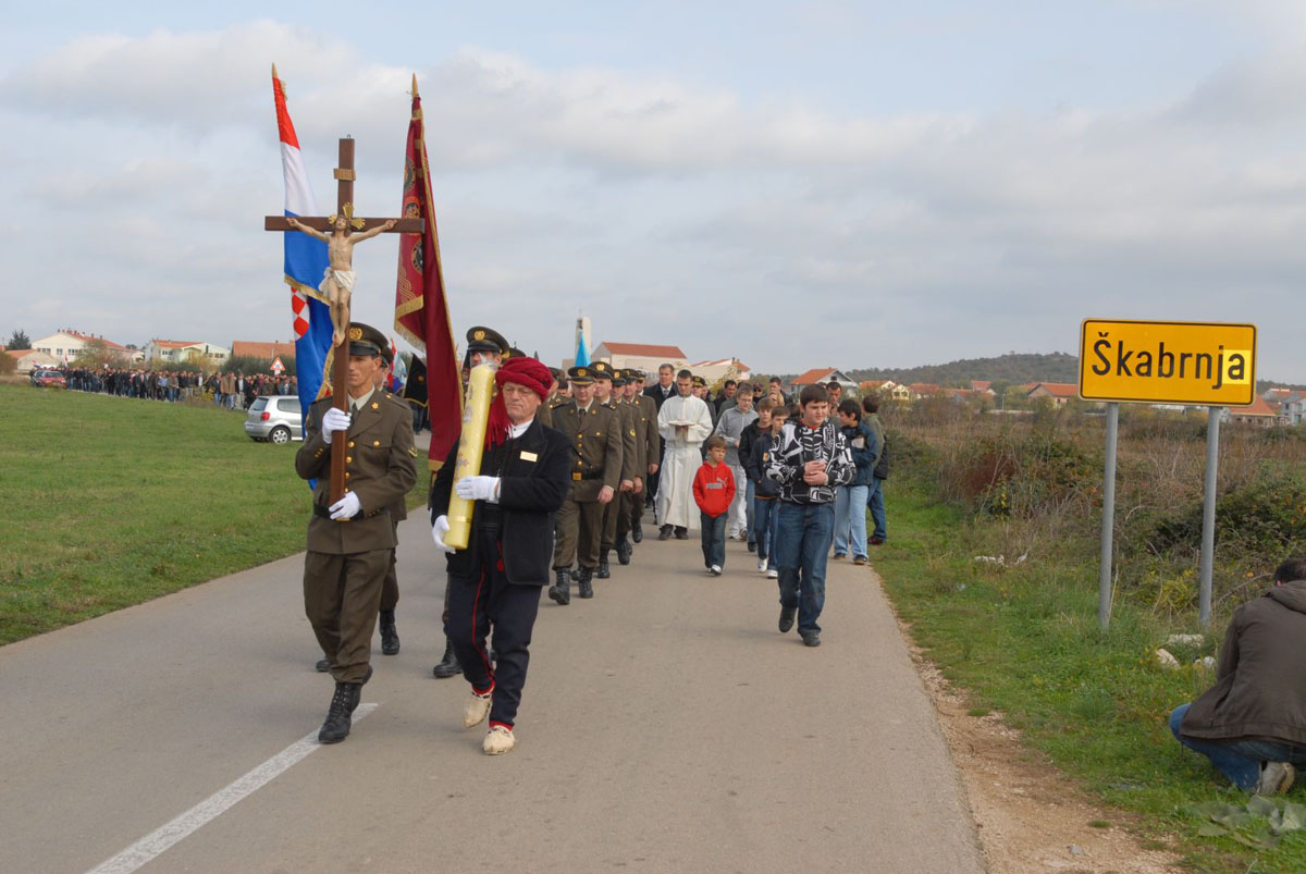 https://www.morh.hr/wp-content/gallery/18-obljetnica-stradanja-kabrnje/skabrnja_20091118_1v.jpg