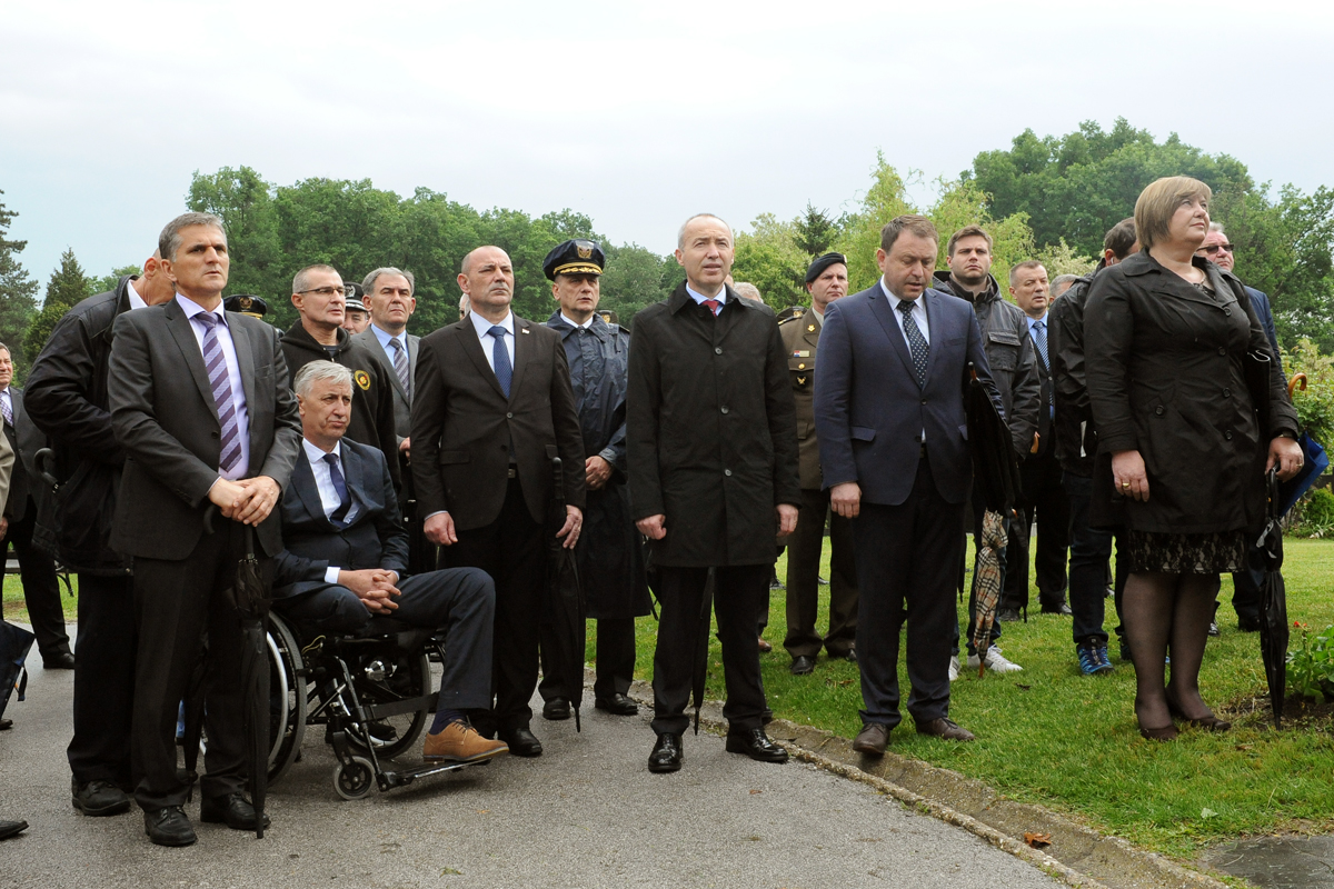 https://www.morh.hr/wp-content/gallery/19-godisnjica-smrti-ratnog-ministra-obrane-gojka-suska/susak_030562017_03.jpg