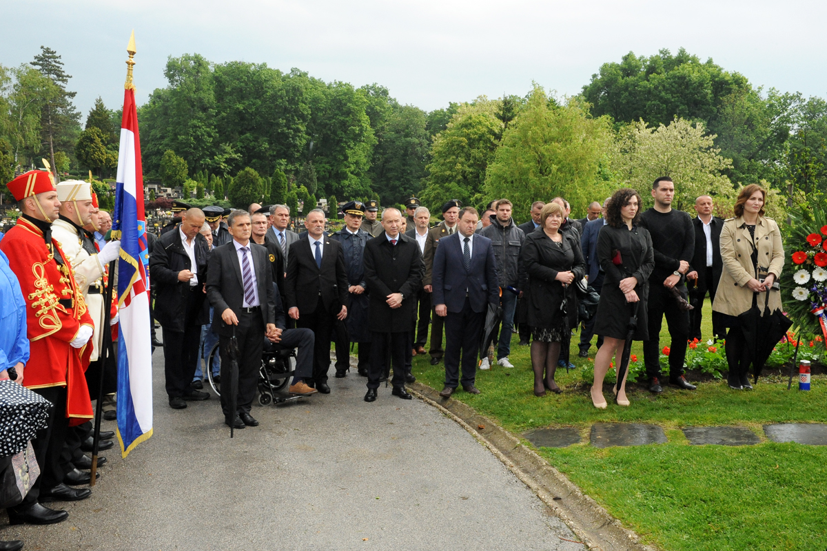 https://www.morh.hr/wp-content/gallery/19-godisnjica-smrti-ratnog-ministra-obrane-gojka-suska/susak_030562017_05.jpg