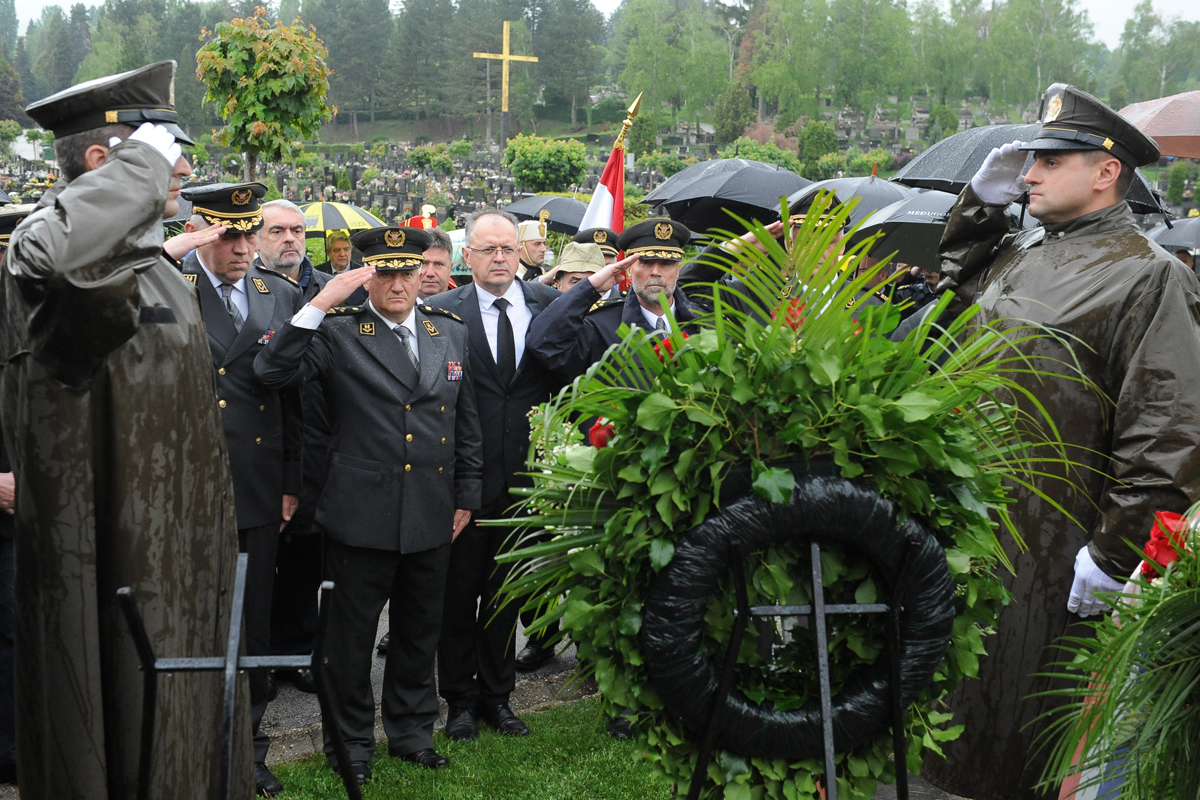 https://www.morh.hr/wp-content/gallery/19-godisnjica-smrti-ratnog-ministra-obrane-gojka-suska/susak_030562017_07.jpg