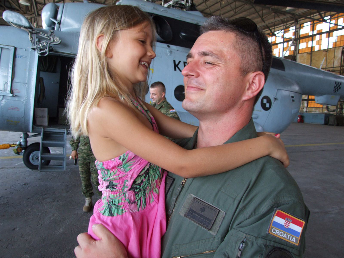 https://www.morh.hr/wp-content/gallery/22-hrvatski-kontingent-iz-divulja-poletio-na-kosovo/hrvcon_23072016_03.jpg