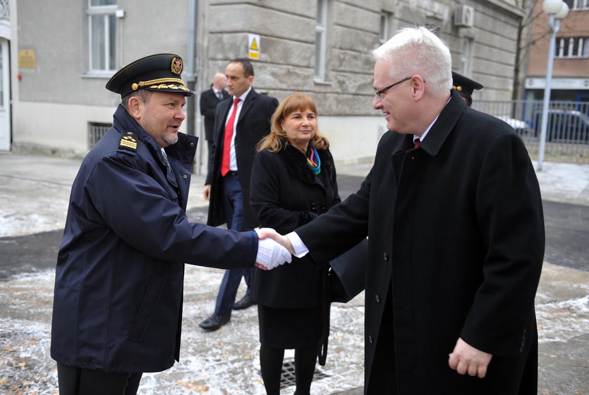 https://www.morh.hr/wp-content/gallery/22-obljetnica-hvu-a-i-prisega-11-narastaja-kadeta/22_obljetnica_hvu_19122013_02.jpg