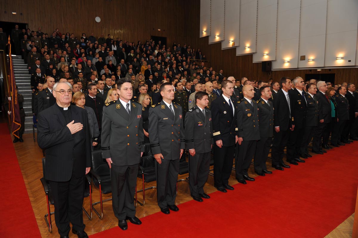 https://www.morh.hr/wp-content/gallery/22-obljetnica-hvu-a-i-prisega-11-narastaja-kadeta/22_obljetnica_hvu_19122013_04.jpg
