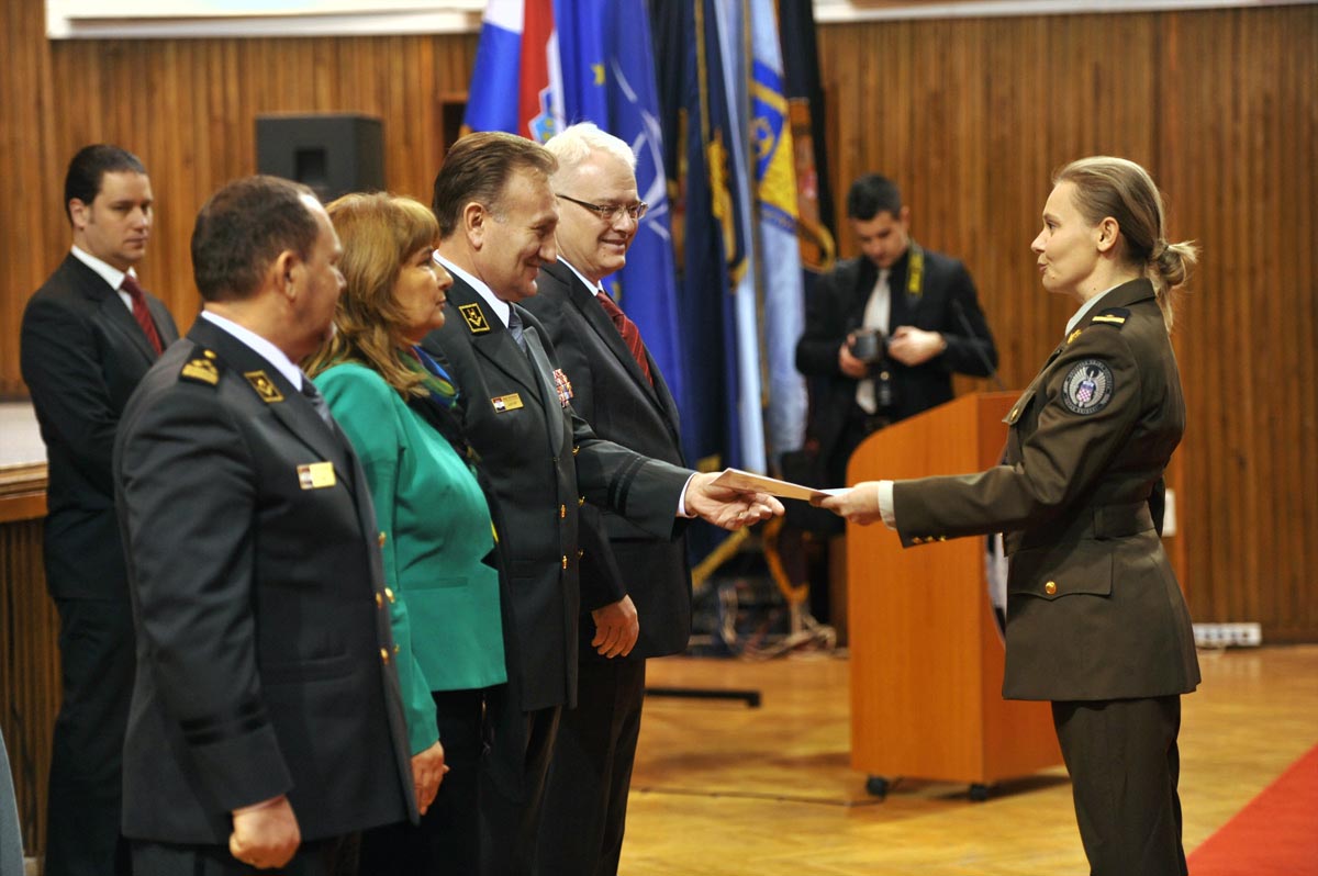 https://www.morh.hr/wp-content/gallery/22-obljetnica-hvu-a-i-prisega-11-narastaja-kadeta/22_obljetnica_hvu_19122013_11.jpg