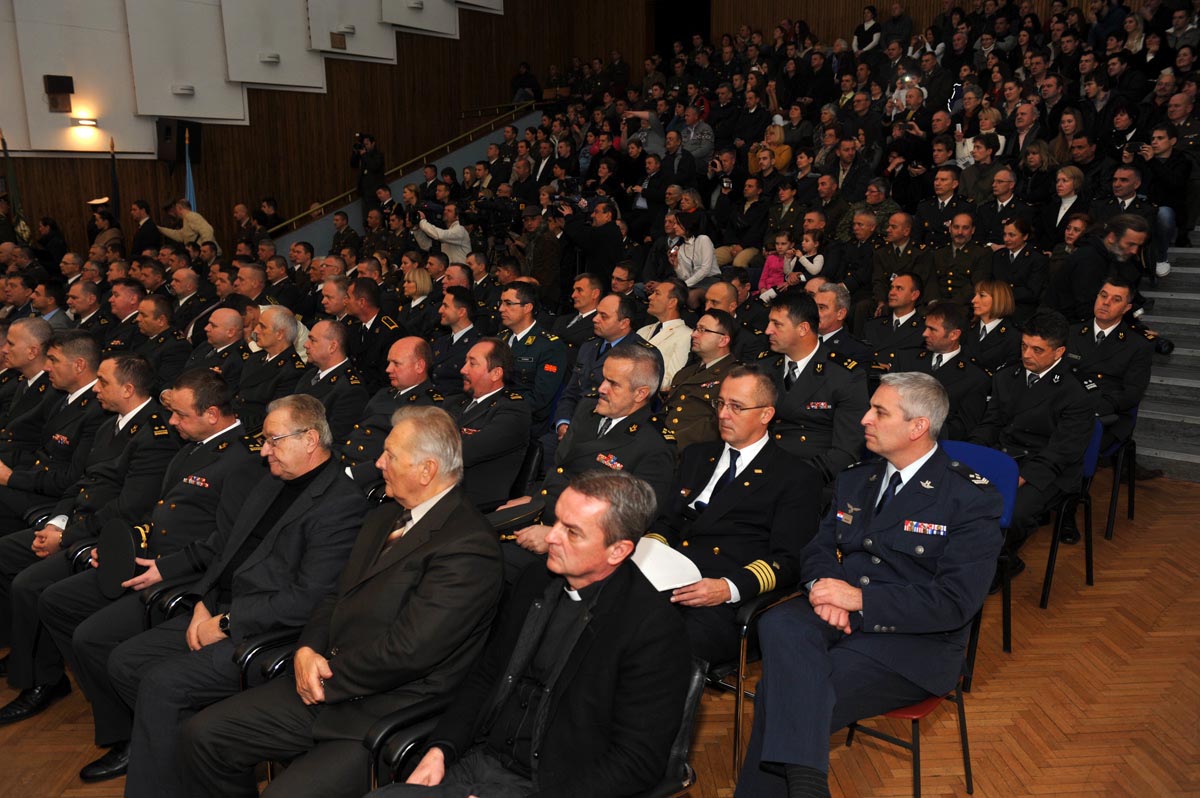 https://www.morh.hr/wp-content/gallery/22-obljetnica-hvu-a-i-prisega-11-narastaja-kadeta/22_obljetnica_hvu_19122013_17.jpg