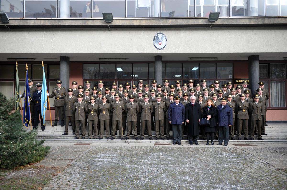 https://www.morh.hr/wp-content/gallery/22-obljetnica-hvu-a-i-prisega-11-narastaja-kadeta/22_obljetnica_hvu_19122013_18.jpg