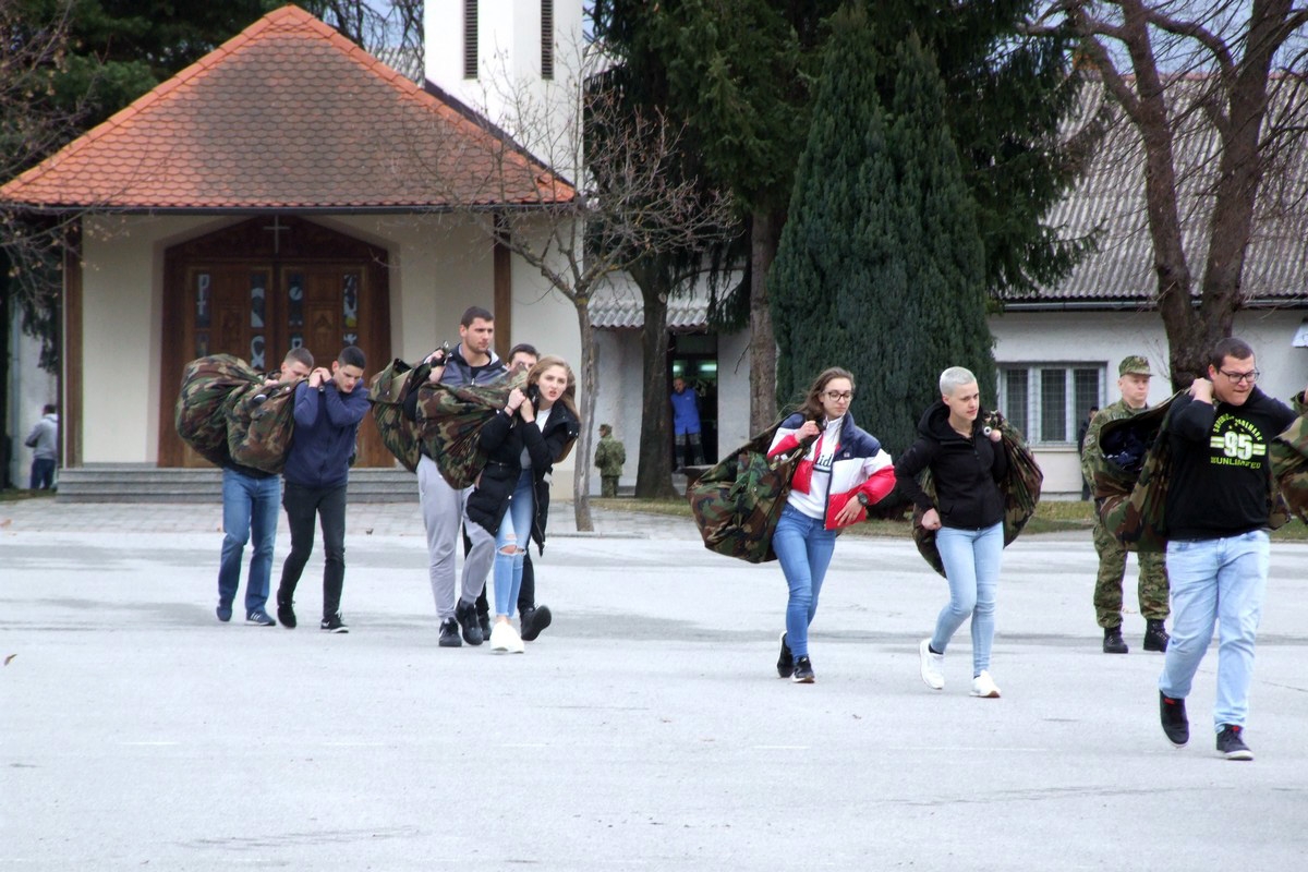 https://www.morh.hr/wp-content/gallery/24-narastaj-rocnika-na-dragovoljnom-vojnom-osposobljavanju/dragovoljno_vojno_osposobljavanje_250219_05.jpg