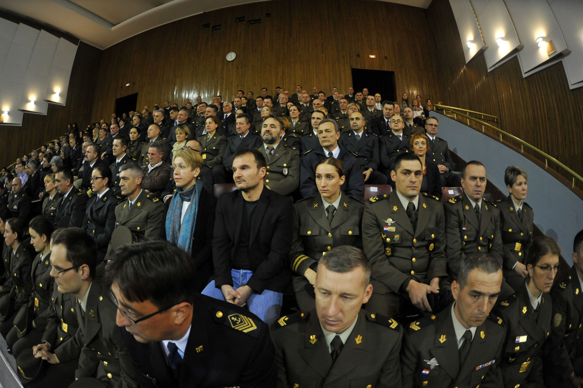 https://www.morh.hr/wp-content/gallery/24-obljetnica-osnutka-hrvatskog-vojnog-ucilista-dr-franjo-tudman/obljetnica_hvu_18122015_13.jpg