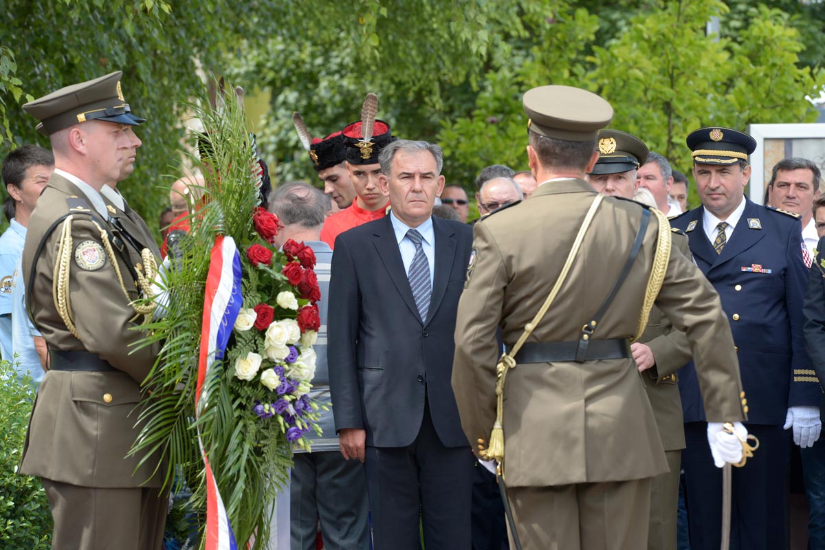 https://www.morh.hr/wp-content/gallery/25-godisnjica-pogibije-policijskih-sluzbenika-pp-beli-manastir/beli_manastir_13082016-10.jpg