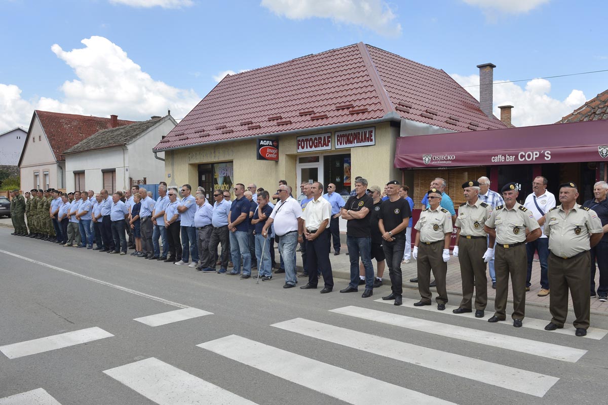 https://www.morh.hr/wp-content/gallery/25-godisnjica-pogibije-policijskih-sluzbenika-pp-beli-manastir/beli_manastir_13082016-24.jpg