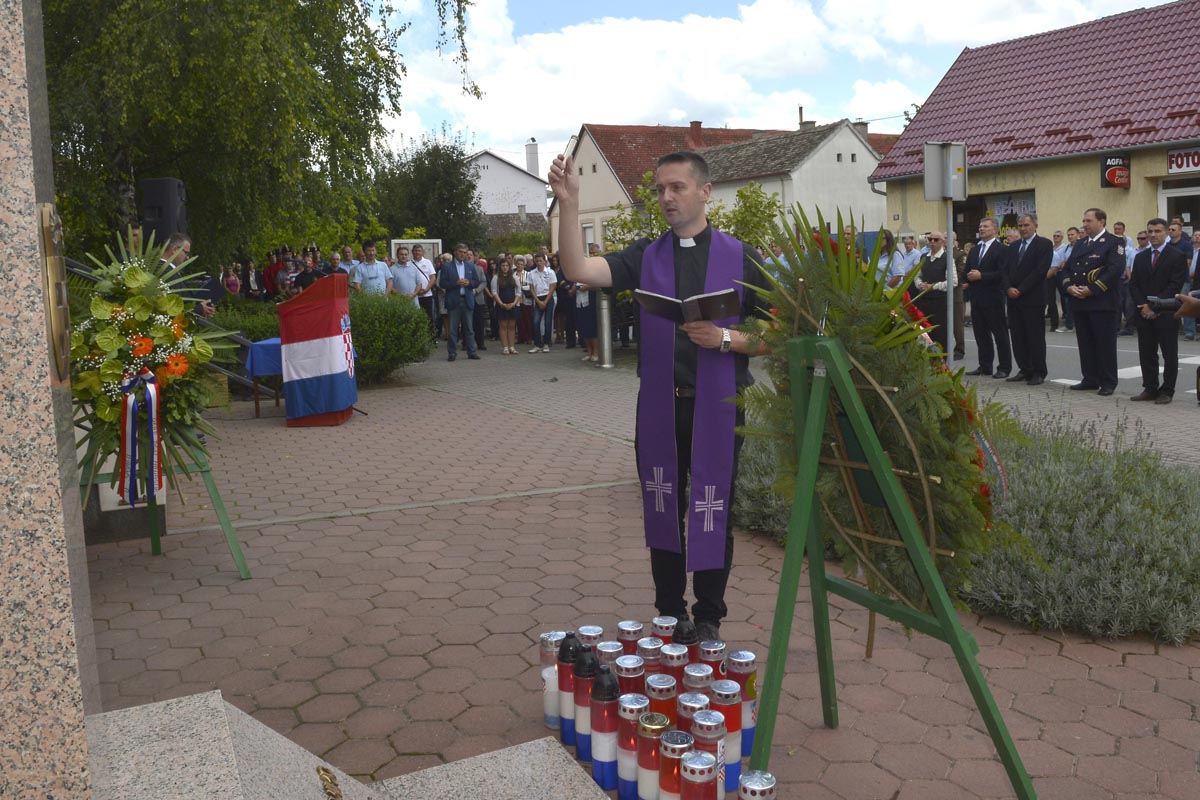 https://www.morh.hr/wp-content/gallery/25-godisnjica-pogibije-policijskih-sluzbenika-pp-beli-manastir/beli_manastir_13082016-32.jpg