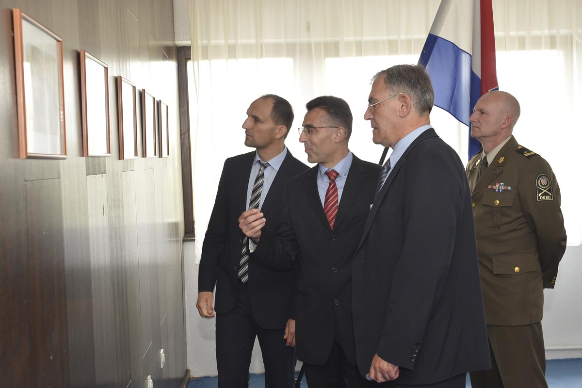 https://www.morh.hr/wp-content/gallery/25-godisnjica-pogibije-policijskih-sluzbenika-pp-beli-manastir/beli_manastir_13082016-34.jpg