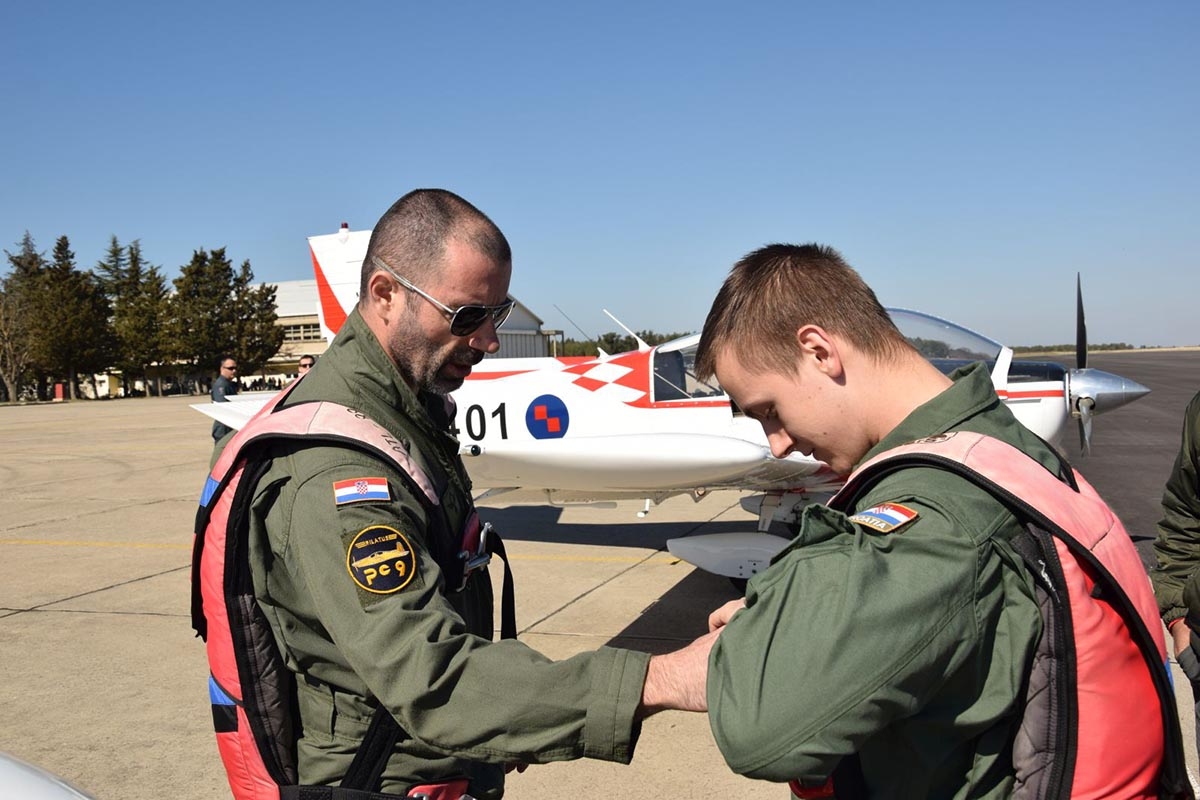 https://www.morh.hr/wp-content/gallery/25-narastaj-hrvatskih-vojnih-pilota-poceo-s-letackom-obukom/letacka_obuka_vojni_pilot_220319_02.jpg