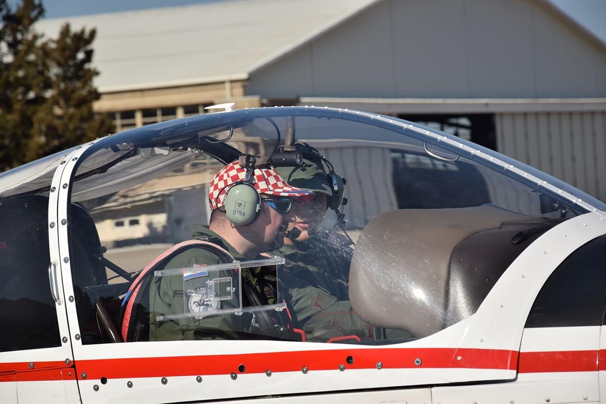 https://www.morh.hr/wp-content/gallery/25-narastaj-hrvatskih-vojnih-pilota-poceo-s-letackom-obukom/letacka_obuka_vojni_pilot_220319_09.jpg
