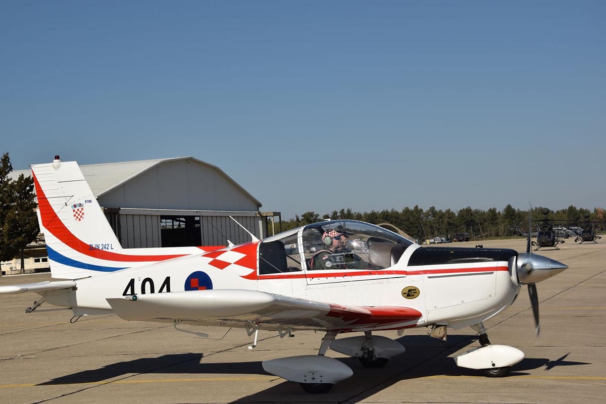 https://www.morh.hr/wp-content/gallery/25-narastaj-hrvatskih-vojnih-pilota-poceo-s-letackom-obukom/letacka_obuka_vojni_pilot_220319_10.jpg