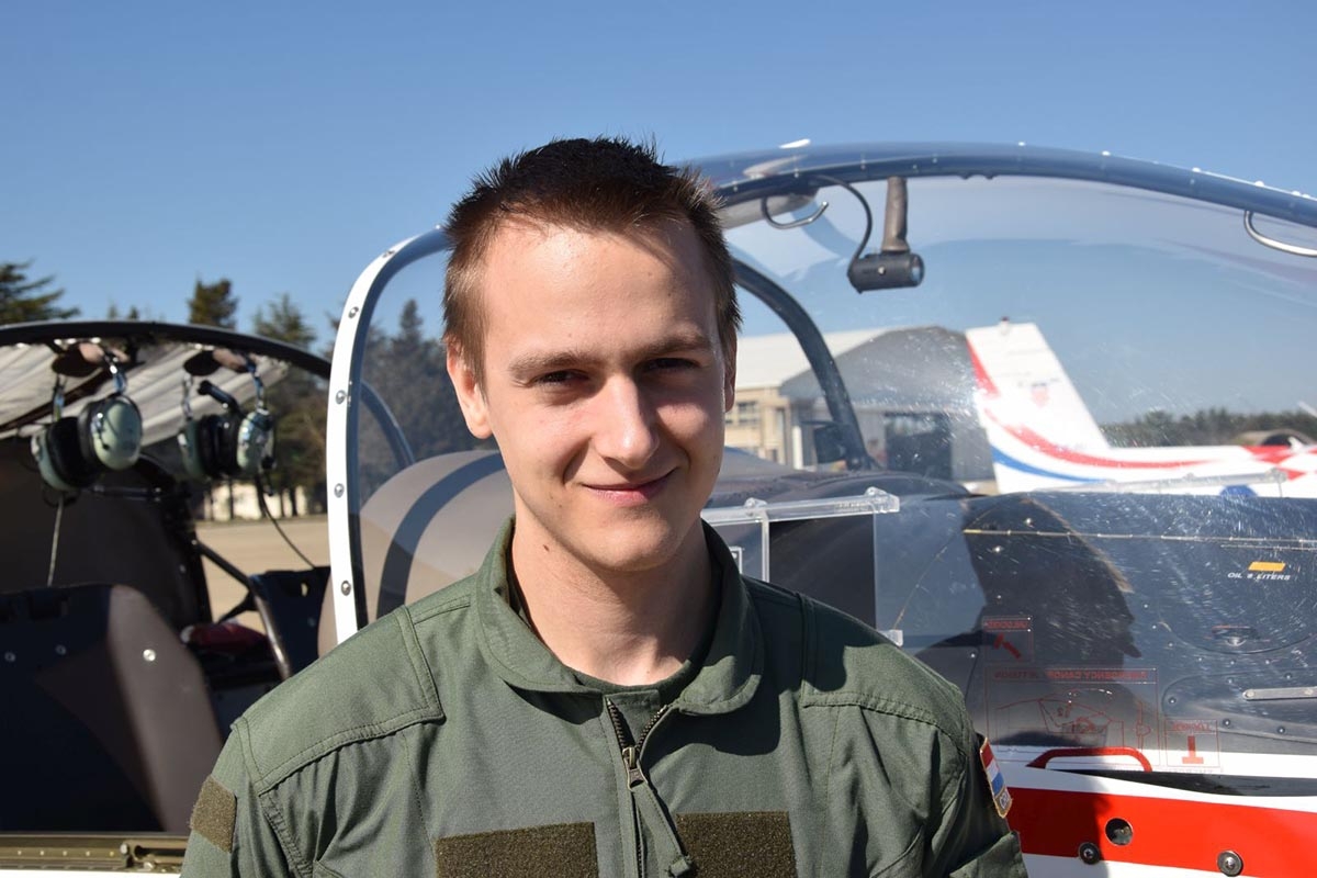 https://www.morh.hr/wp-content/gallery/25-narastaj-hrvatskih-vojnih-pilota-poceo-s-letackom-obukom/letacka_obuka_vojni_pilot_220319_17.jpg