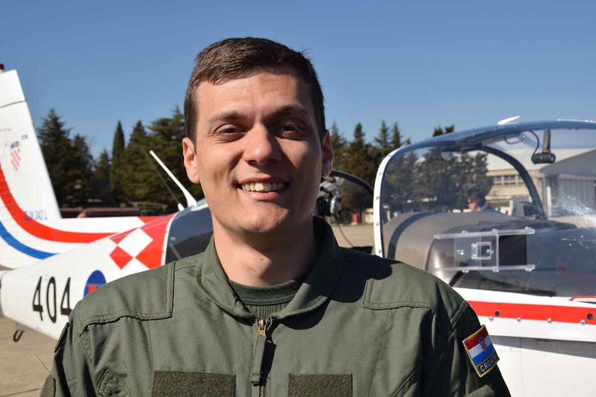 https://www.morh.hr/wp-content/gallery/25-narastaj-hrvatskih-vojnih-pilota-poceo-s-letackom-obukom/letacka_obuka_vojni_pilot_220319_18.jpg