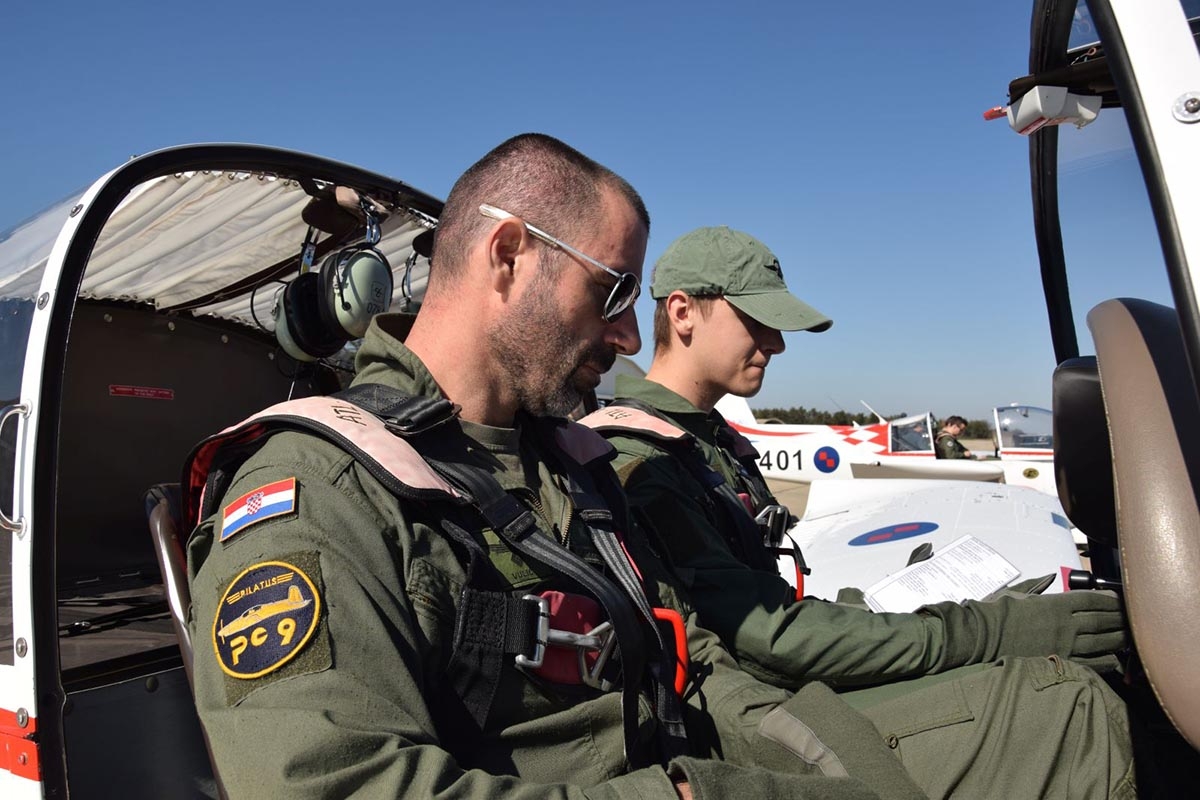 https://www.morh.hr/wp-content/gallery/25-narastaj-hrvatskih-vojnih-pilota-poceo-s-letackom-obukom/letacka_obuka_vojni_pilot_220319_19.jpg