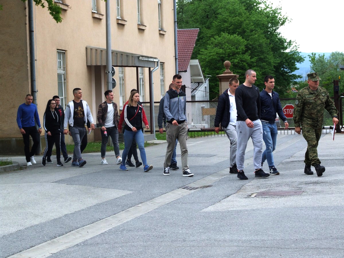 https://www.morh.hr/wp-content/gallery/25-narastaj-rocnika-na-dragovoljnom-vojnom-osposobljavanju/dragovoljni_rocnici_03052019_2.jpg