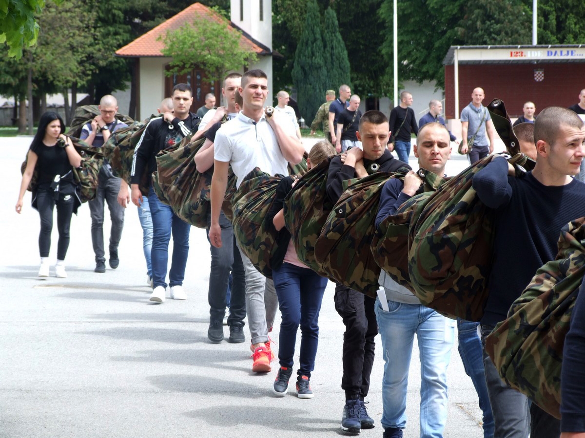 https://www.morh.hr/wp-content/gallery/25-narastaj-rocnika-na-dragovoljnom-vojnom-osposobljavanju/dragovoljni_rocnici_03052019_4.jpg