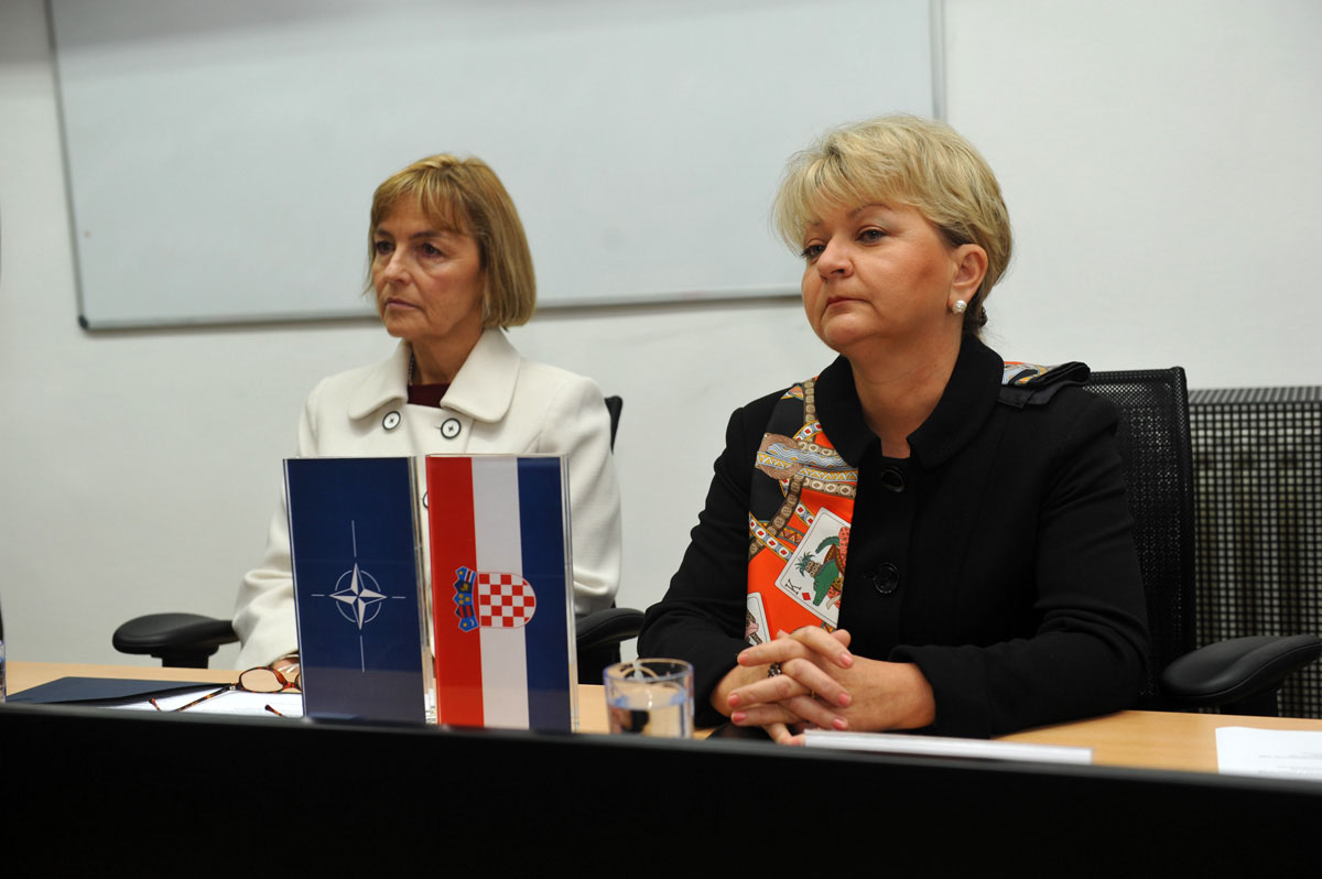 https://www.morh.hr/wp-content/gallery/26102012-konferencija-o-enama-miru-i-sigurnosti-na-hvu/zene_26102012_01.jpg